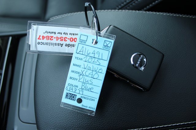 Used 2025 Volvo XC40 B5 Plus image 31