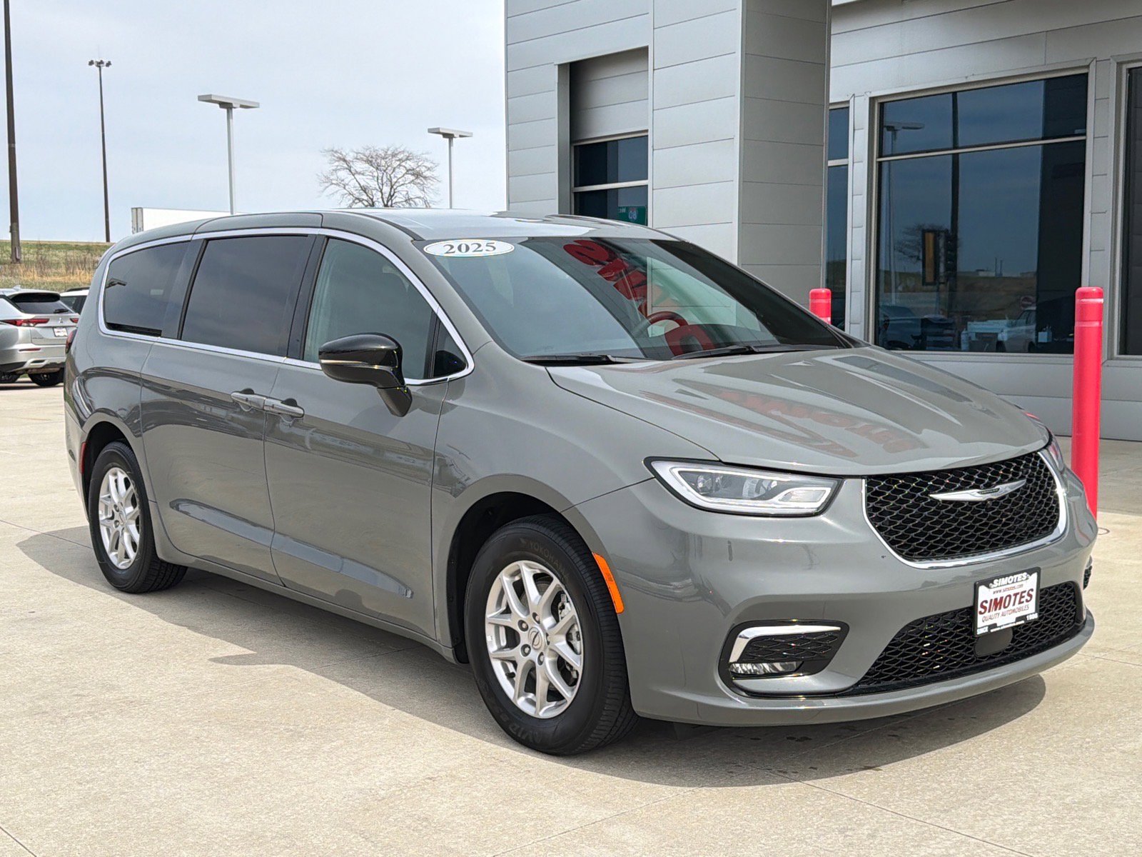 Used 2025 Chrysler Pacifica Select FWD image 2
