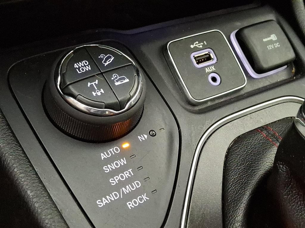 Used 2019 Jeep Cherokee Trailhawk w/ Cold Weather Group AWD/4WD image 23