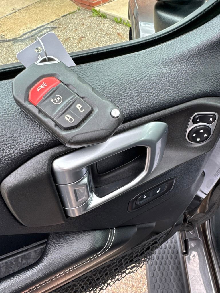 Used 2018 Jeep Wrangler Unlimited Sahara w/ Dual Top Group AWD/4WD image 9
