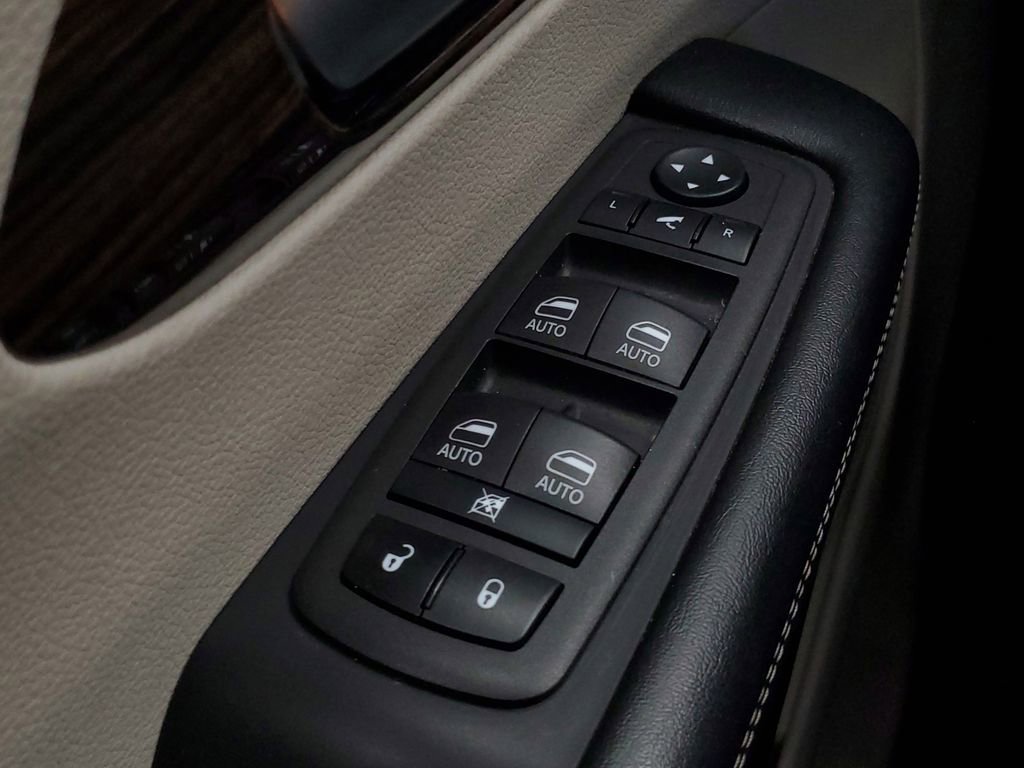 Used 2023 Chrysler Pacifica Limited FWD image 16