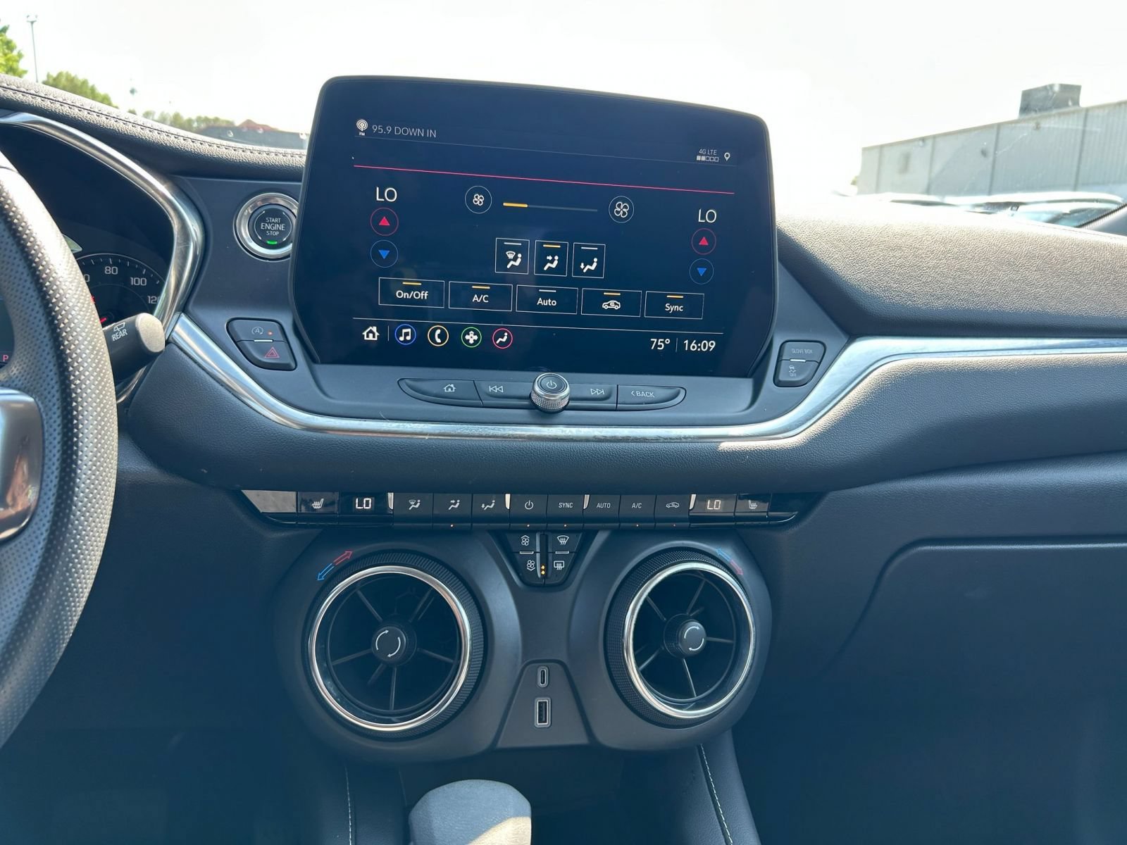 Used 2025 Chevrolet Blazer LT FWD image 17