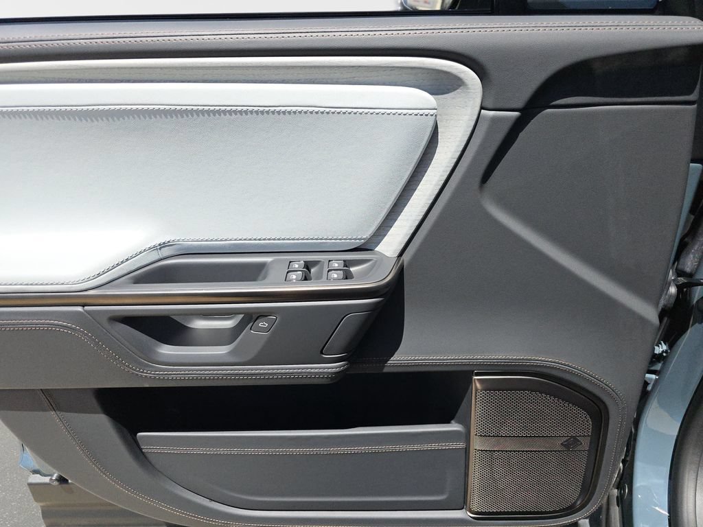 Used 2025 Rivian R1S Premium AWD/4WD image 22