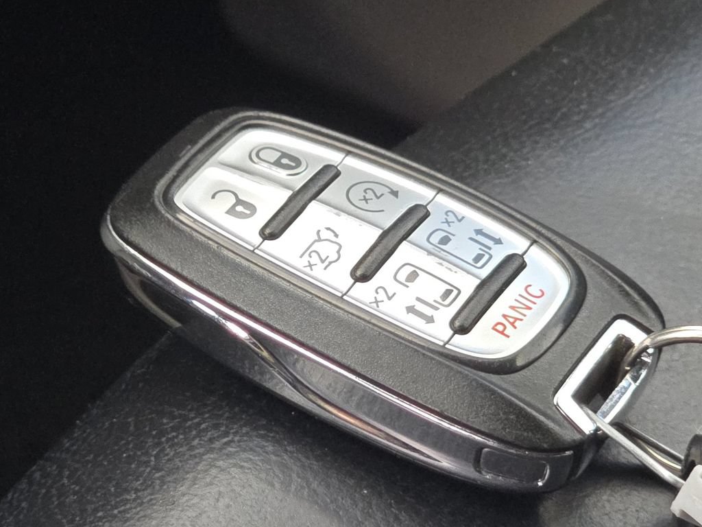 Used 2018 Chrysler Pacifica Touring-L Plus FWD image 32