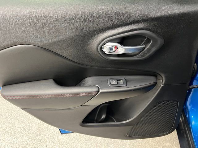 Used 2020 Jeep Cherokee Trailhawk w/ Technology Group image 38