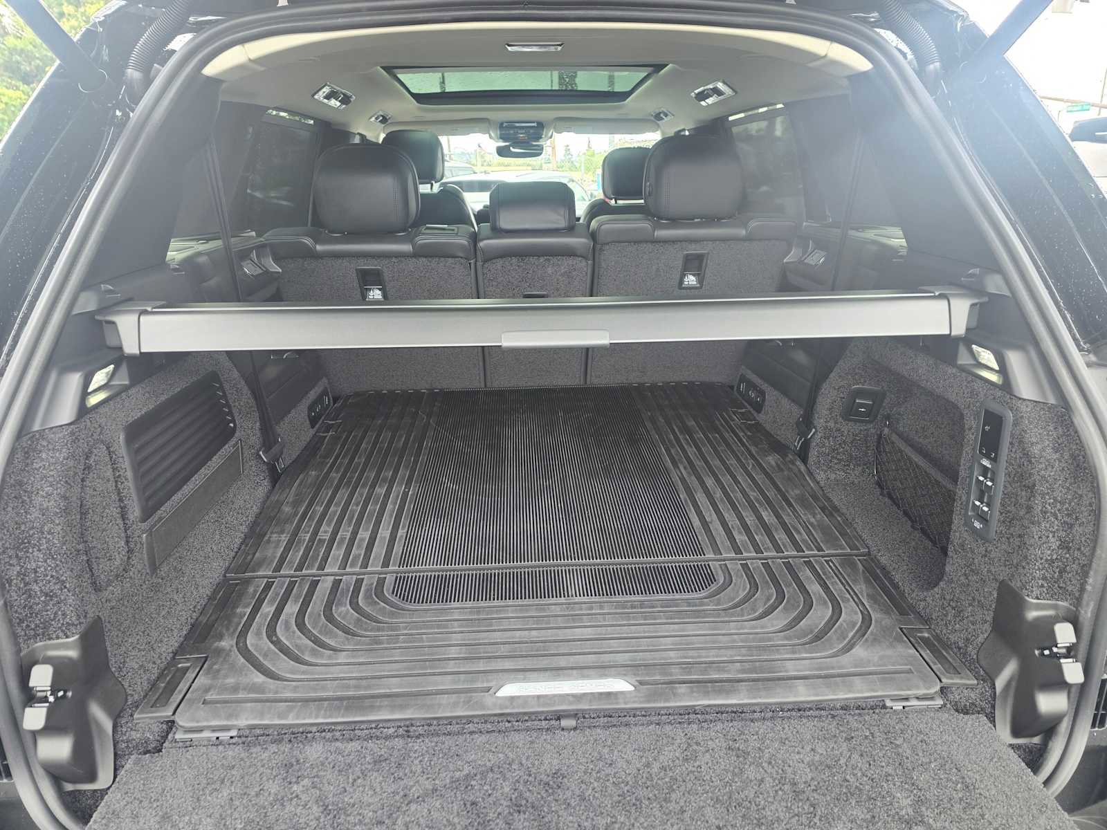 Used 2026 Land Rover Range Rover Long Wheelbase SE image 17