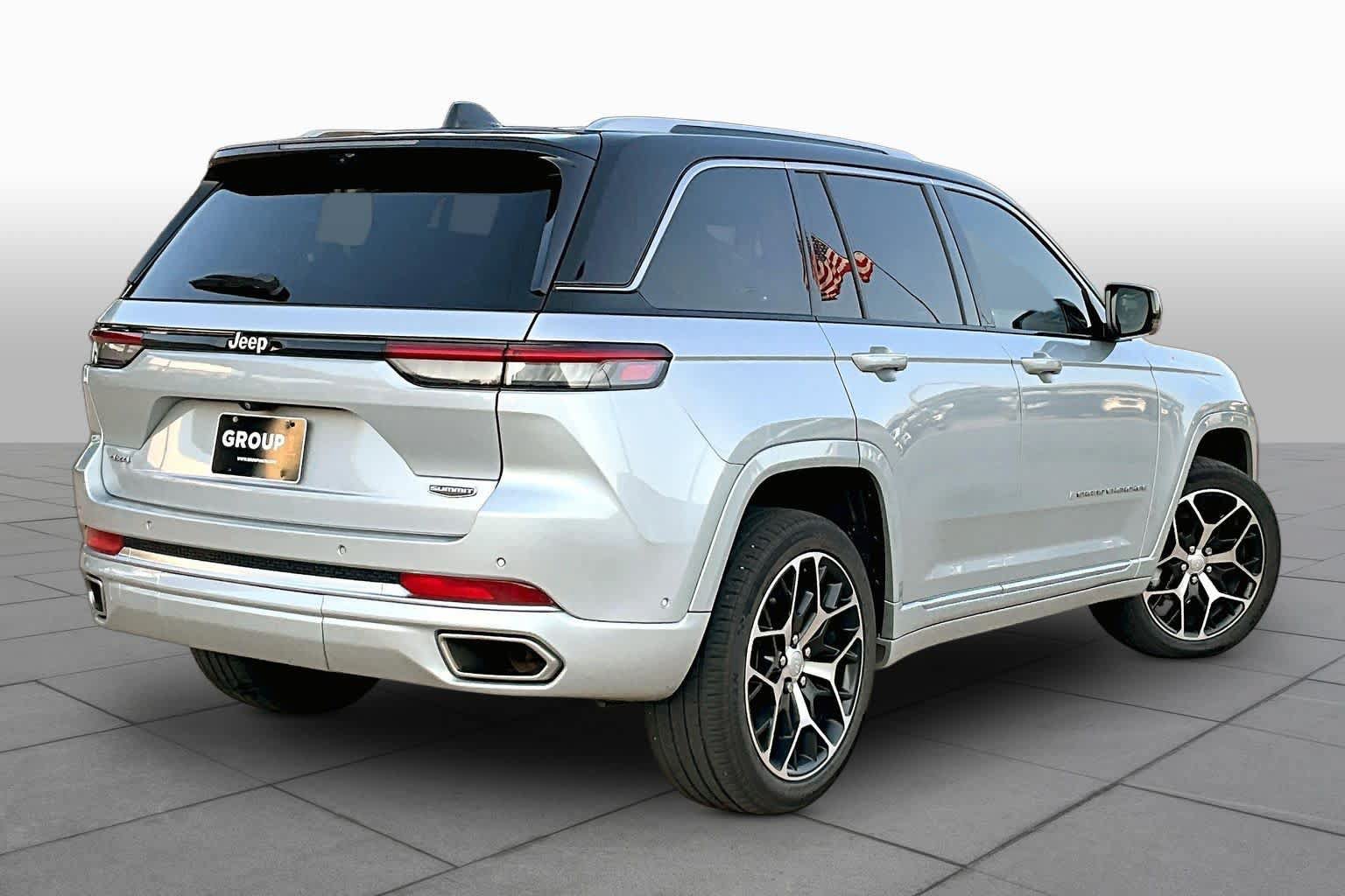 Used 2022 Jeep Grand Cherokee Summit AWD/4WD image 12