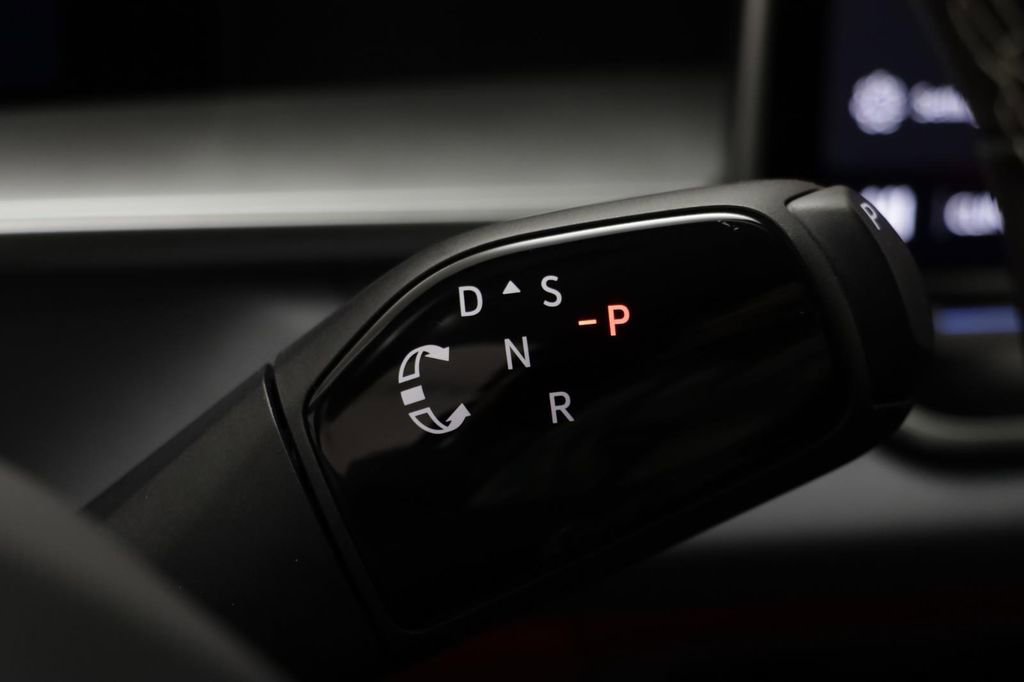 Used 2025 Volkswagen Tiguan SE w/ Panoramic Sunroof Package image 11