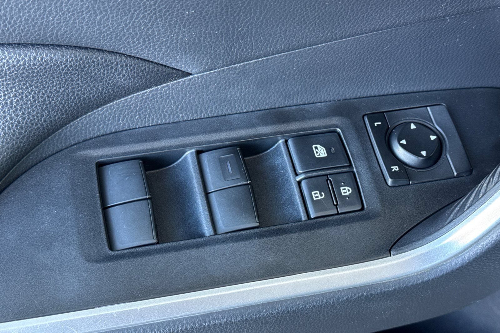 Used 2019 Toyota RAV4 LE w/ All Weather Liner Package AWD/4WD image 17