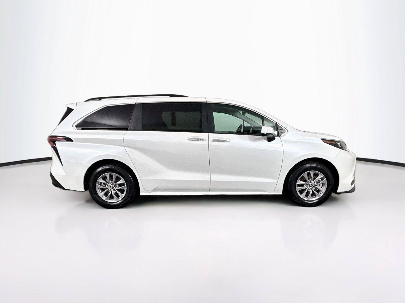 Certified 2025 Toyota Sienna XLE FWD image 11