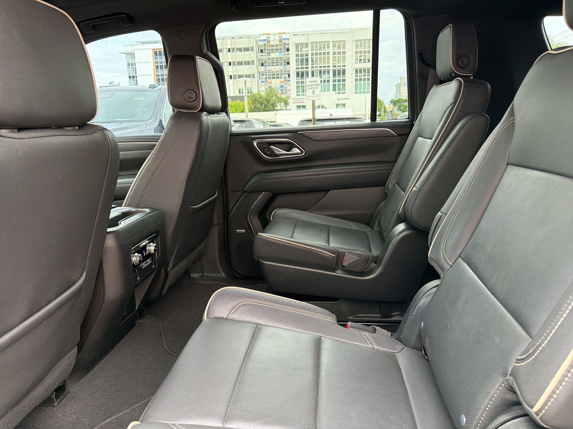 Used 2023 GMC Yukon XL SLT w/ SLT Premium Package AWD/4WD image 28