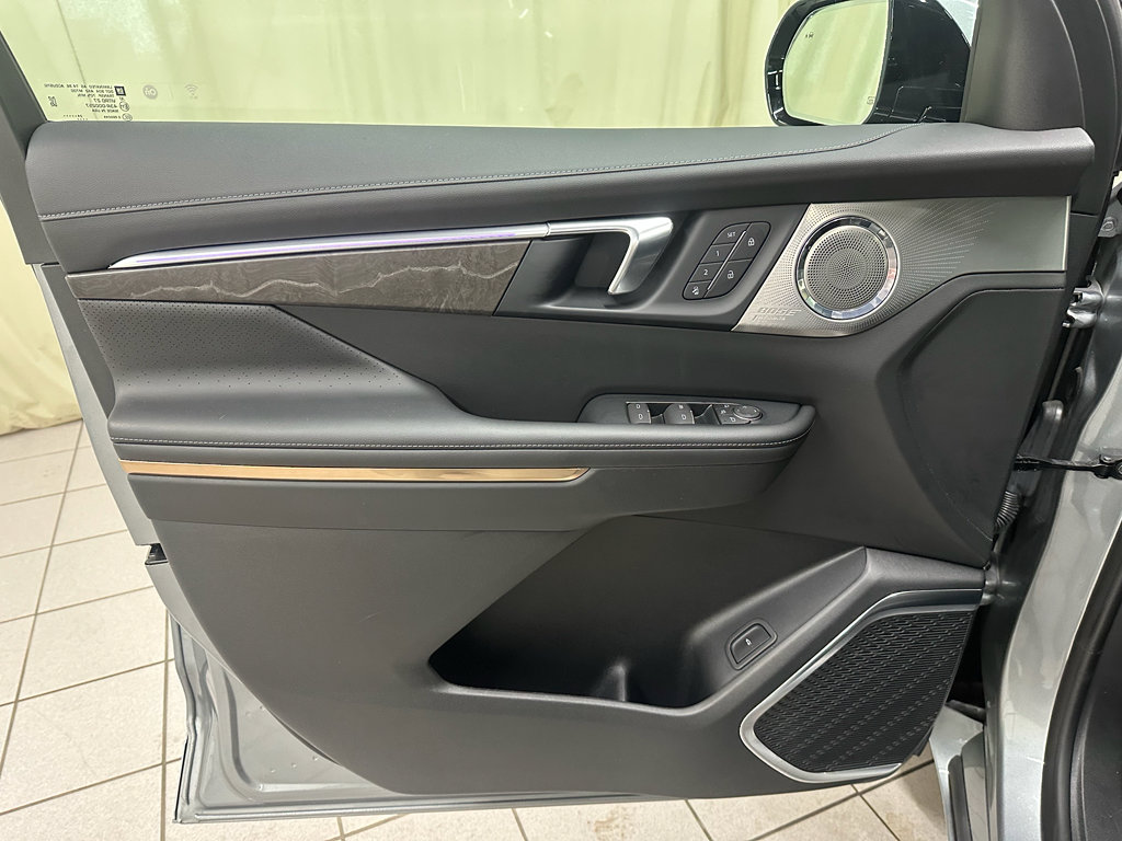 Certified 2025 Buick Enclave Avenir image 37