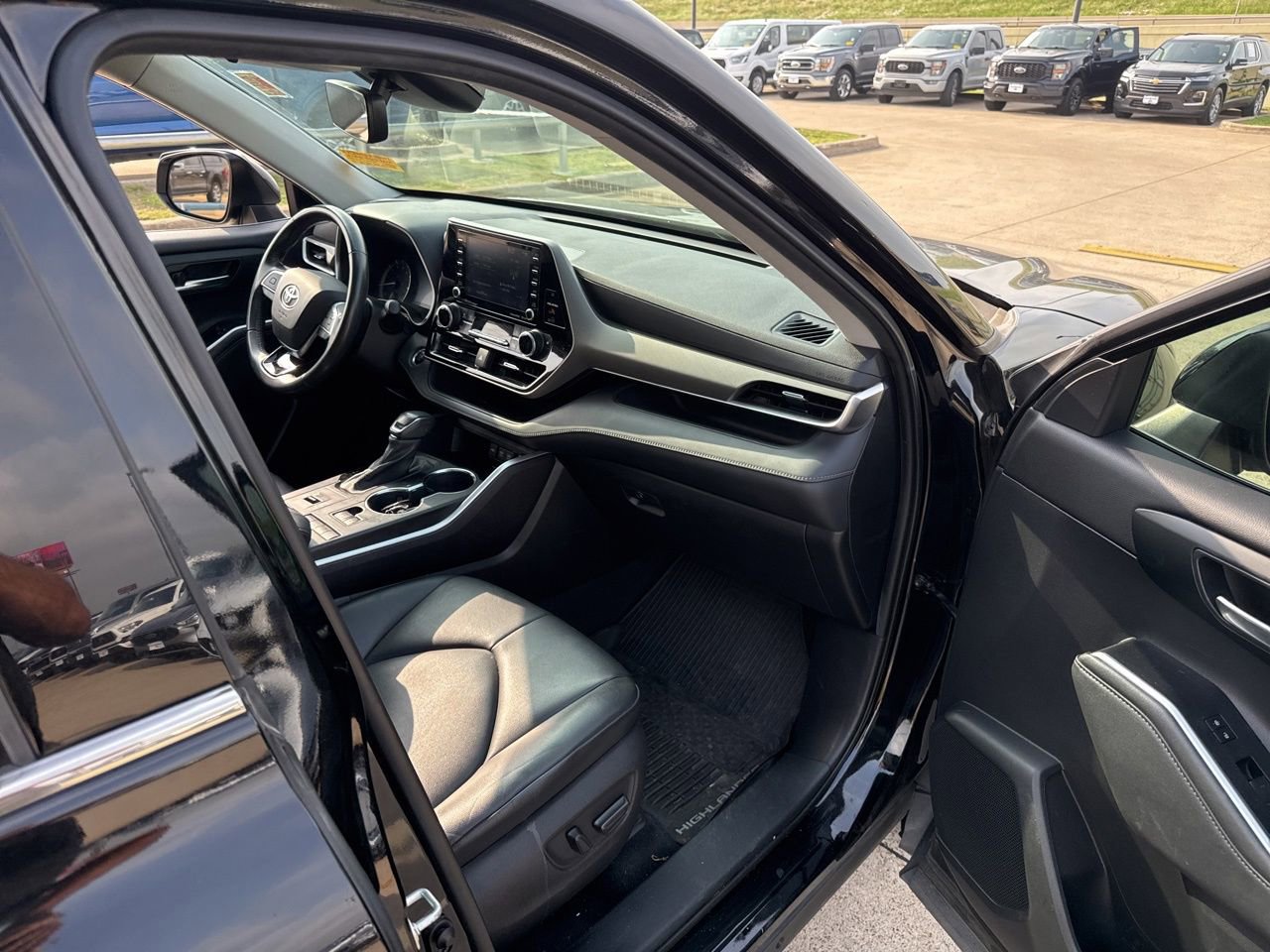Used 2021 Toyota Highlander XLE FWD image 15