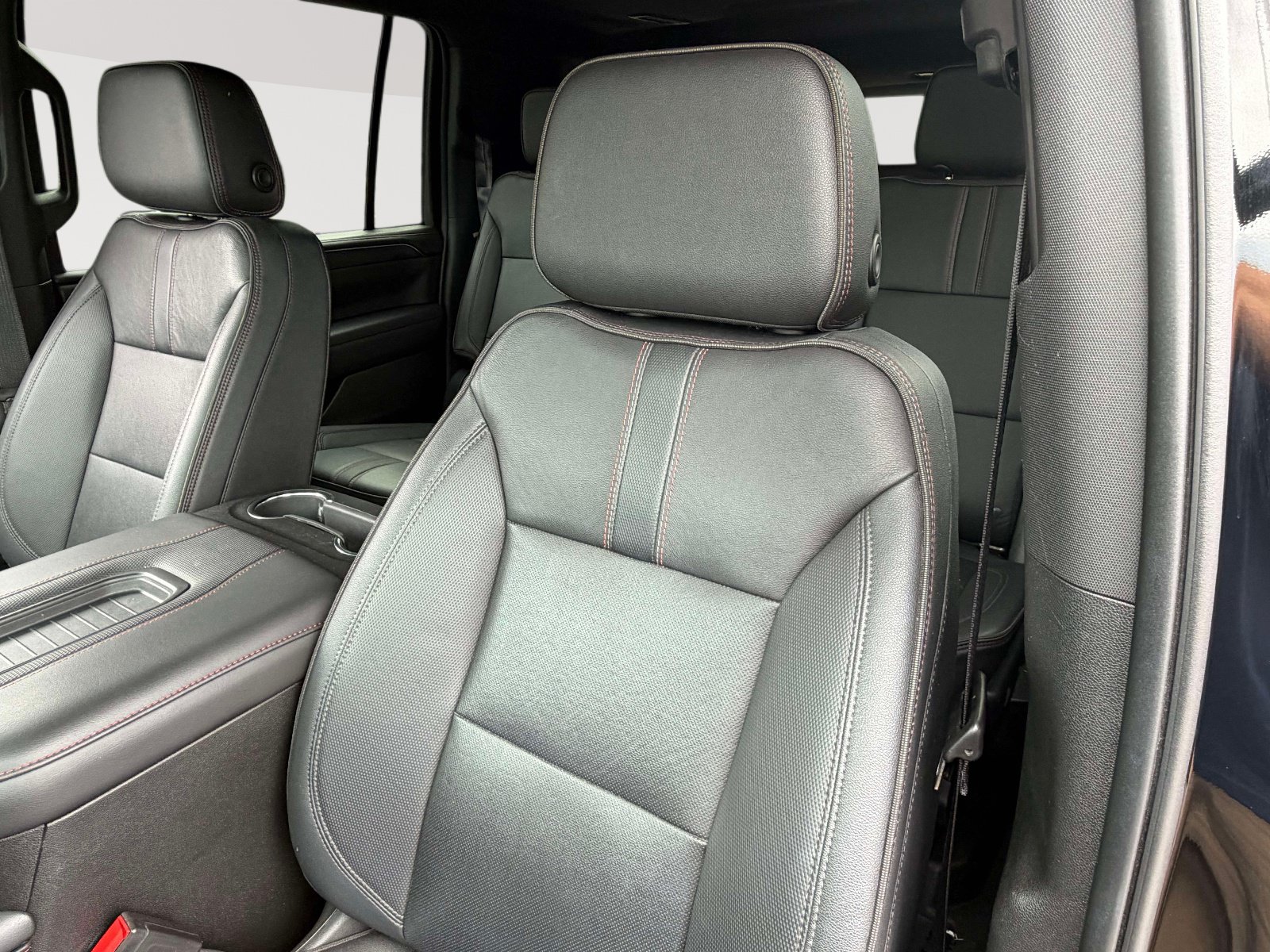 Used 2022 Chevrolet Suburban RST w/ Luxury Package AWD/4WD image 23