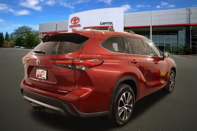 Used 2022 Toyota Highlander XLE AWD/4WD image 2