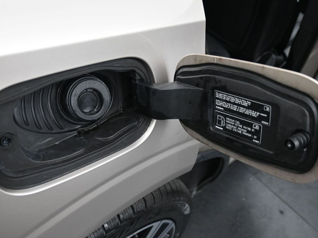 Certified 2023 Volvo XC60 B5 Plus image 17