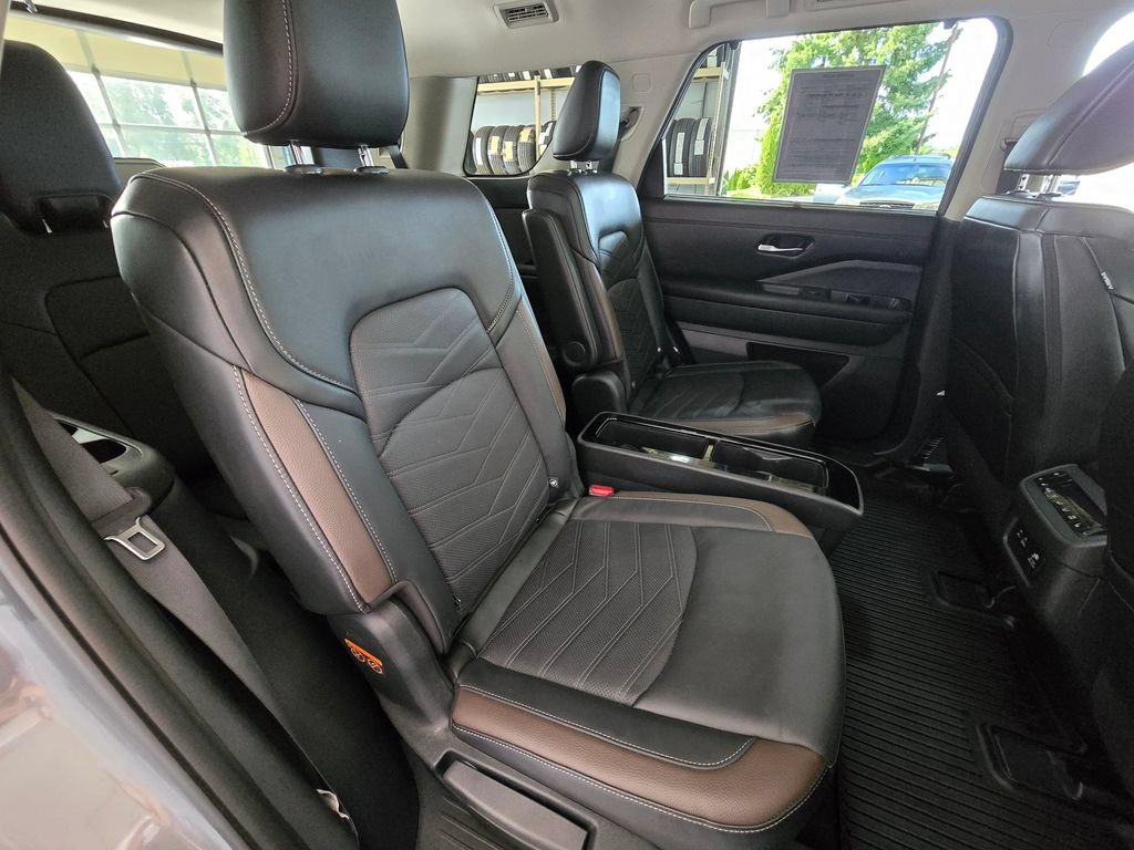 Used 2025 Nissan Pathfinder Platinum AWD/4WD image 28