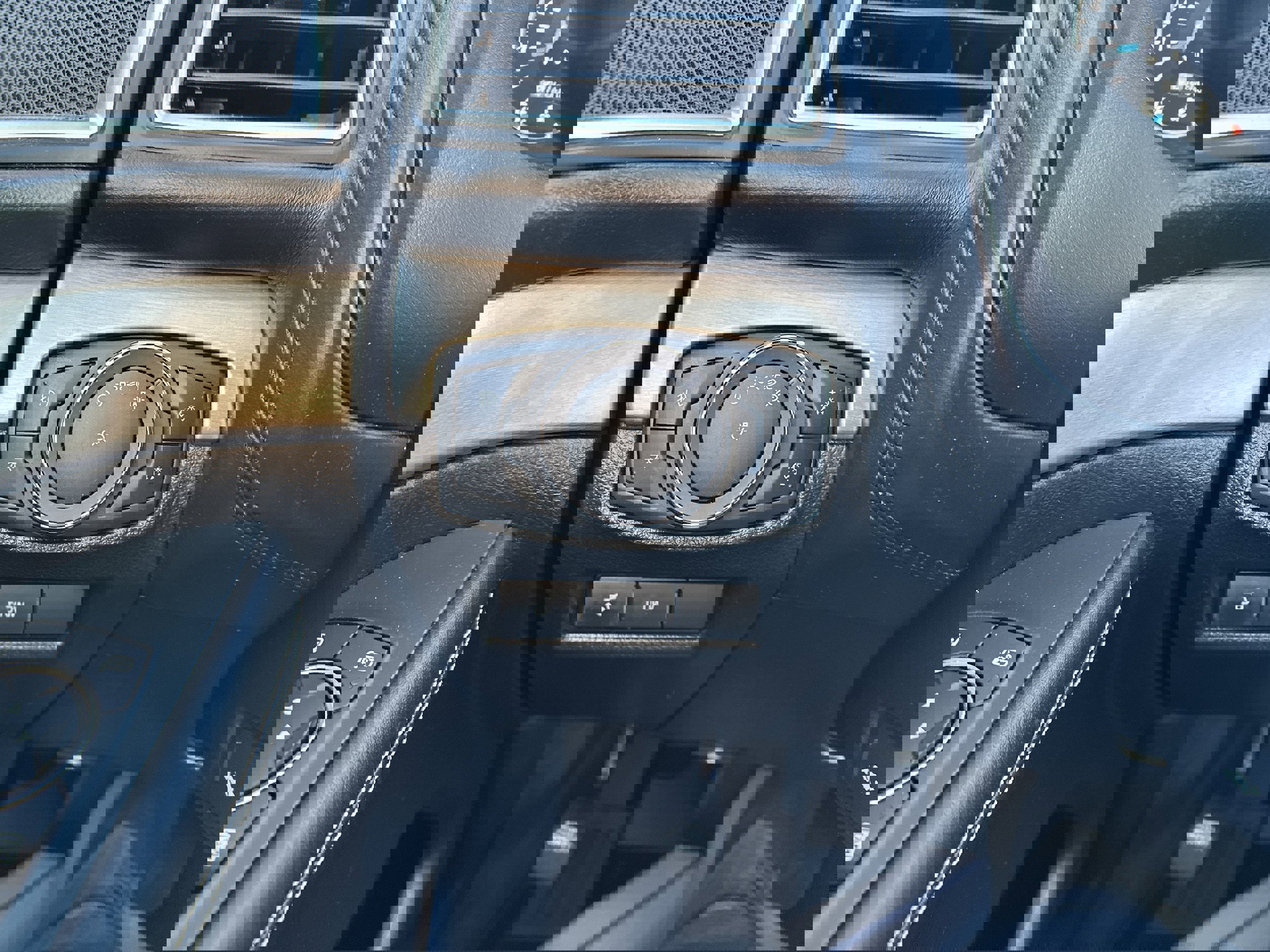 Used 2018 Ford Explorer Platinum image 13