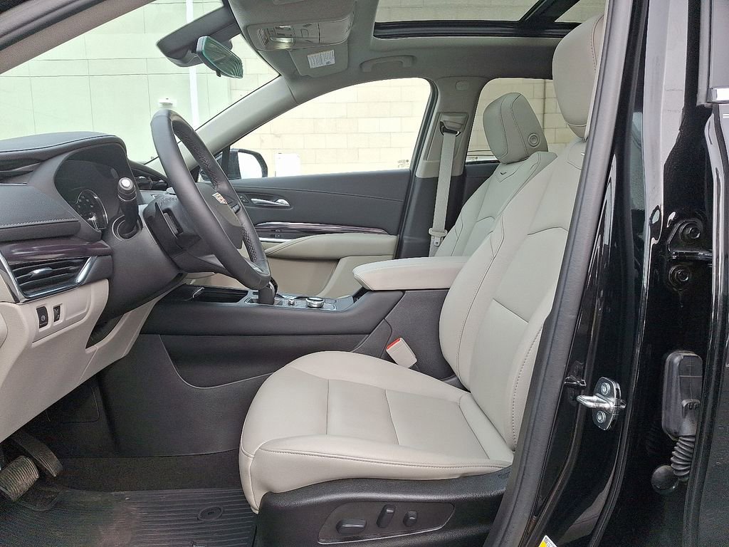 Certified 2022 Cadillac XT4 Luxury w/ Cold Weather Package image 14