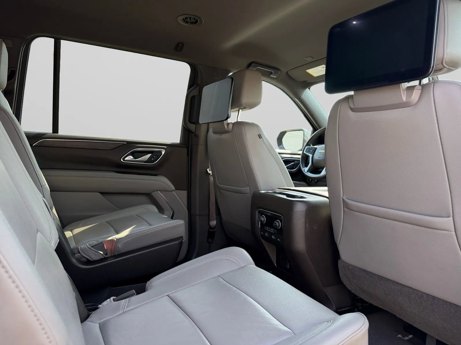 Used 2021 Chevrolet Suburban LT w/ Rear Media and Nav Package RWD image 32