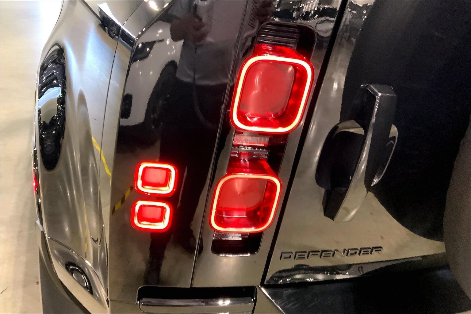 Certified 2025 Land Rover Defender 110 X-Dynamic SE AWD/4WD image 28