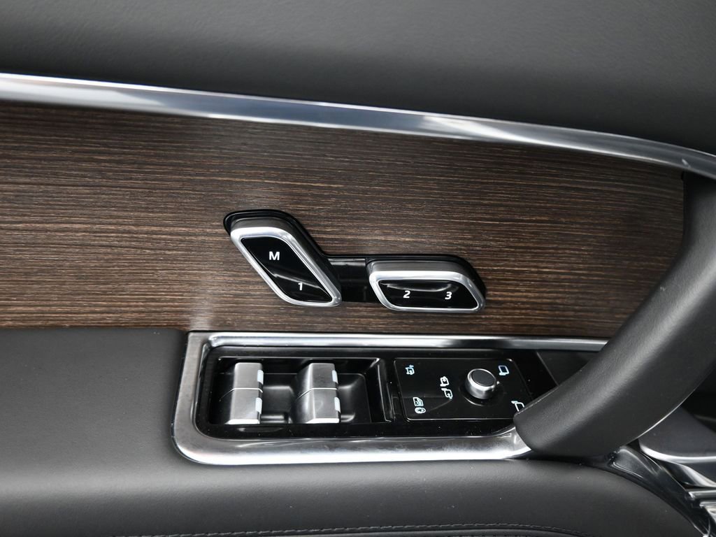 Used 2025 Land Rover Range Rover SE image 9