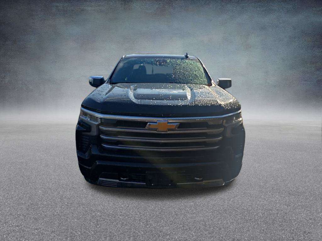 Used 2022 Chevrolet Silverado 1500 High Country w/ High Country Premium Package AWD/4WD image 3