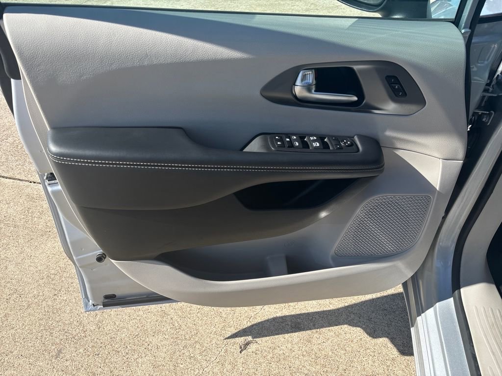 Used 2023 Chrysler Pacifica Touring-L image 10