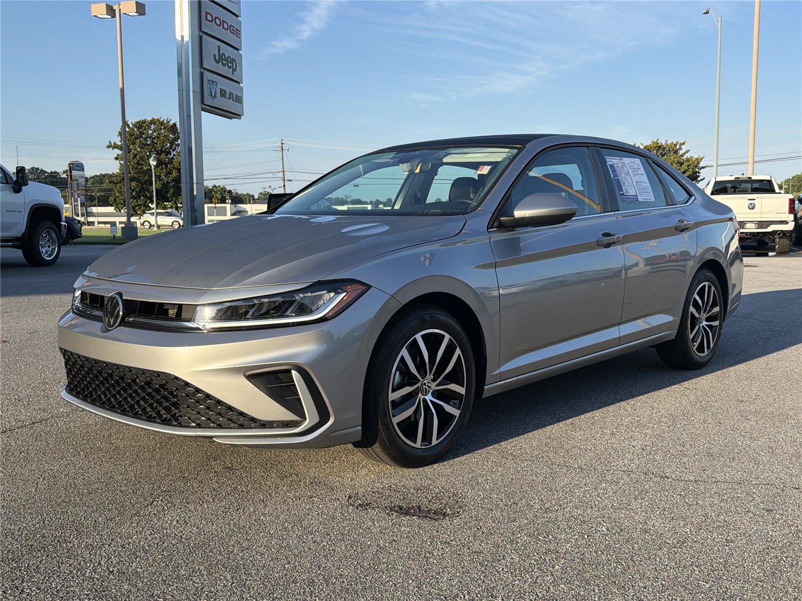 Used 2026 Volkswagen Jetta SE FWD image 2