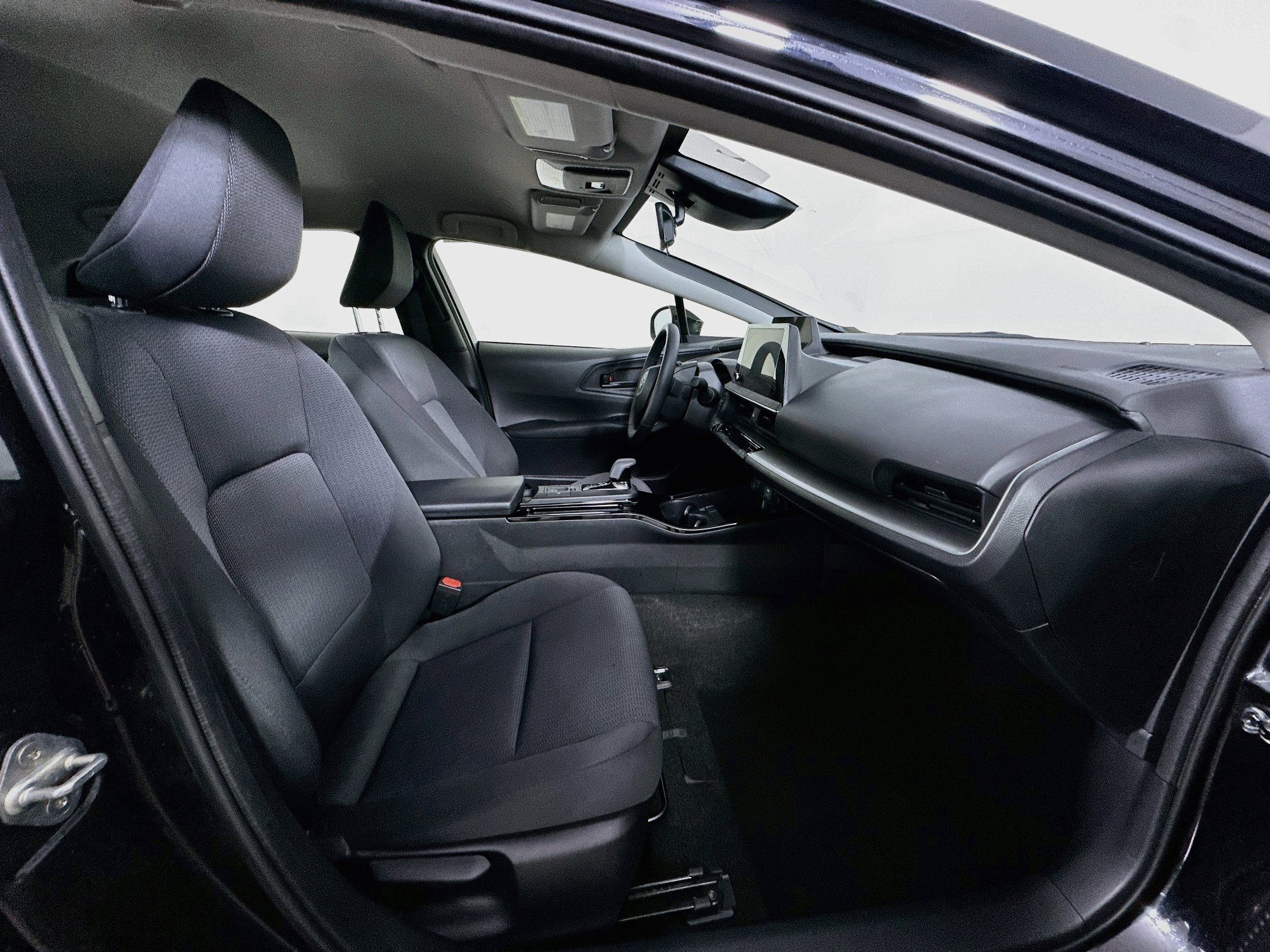 Used 2025 Toyota Prius LE FWD image 30
