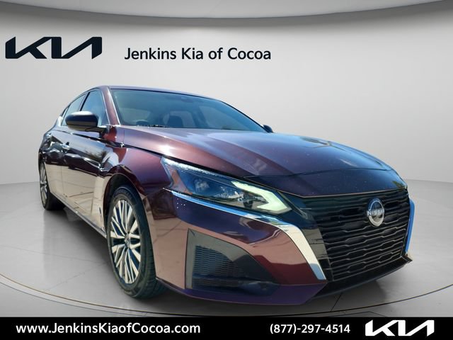 Used 2025 Nissan Altima 2.5 SV FWD image 2