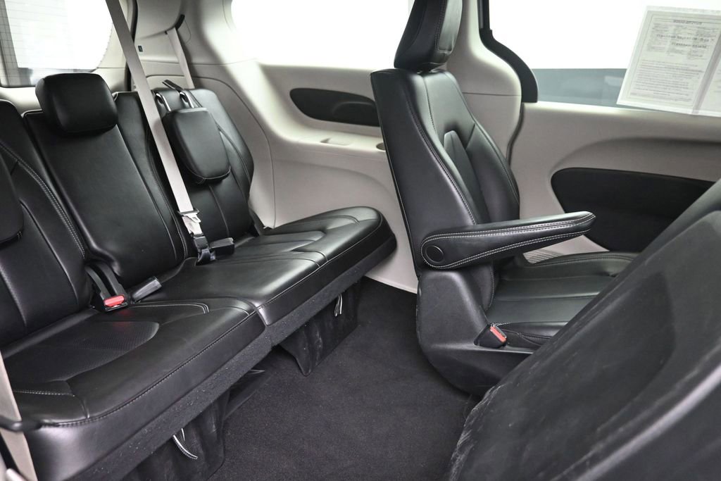 Used 2023 Chrysler Pacifica Touring-L FWD image 9