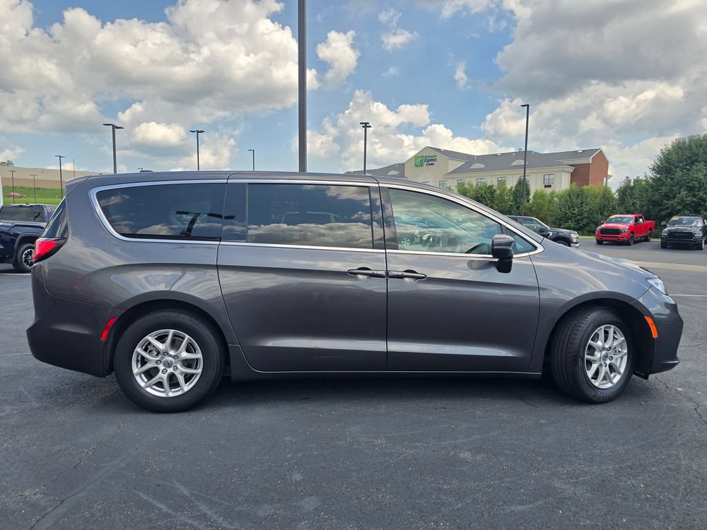 Used 2023 Chrysler Pacifica Touring-L FWD image 9