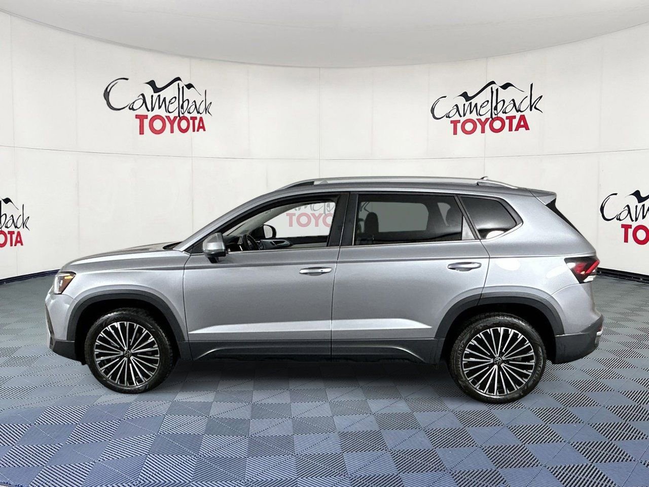 Used 2025 Volkswagen Taos SE image 4