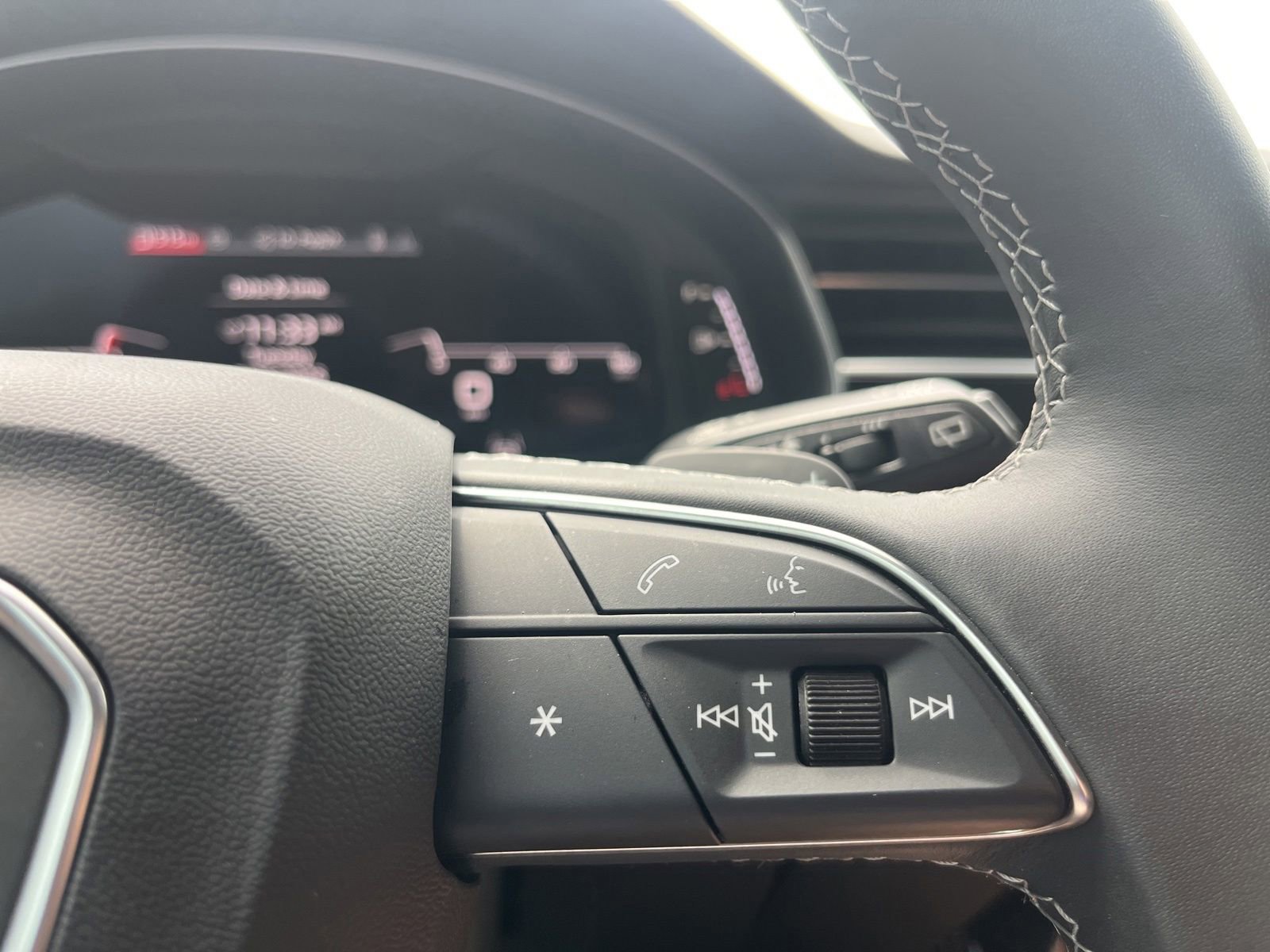 Used 2025 Audi Q8 Prestige AWD/4WD image 16