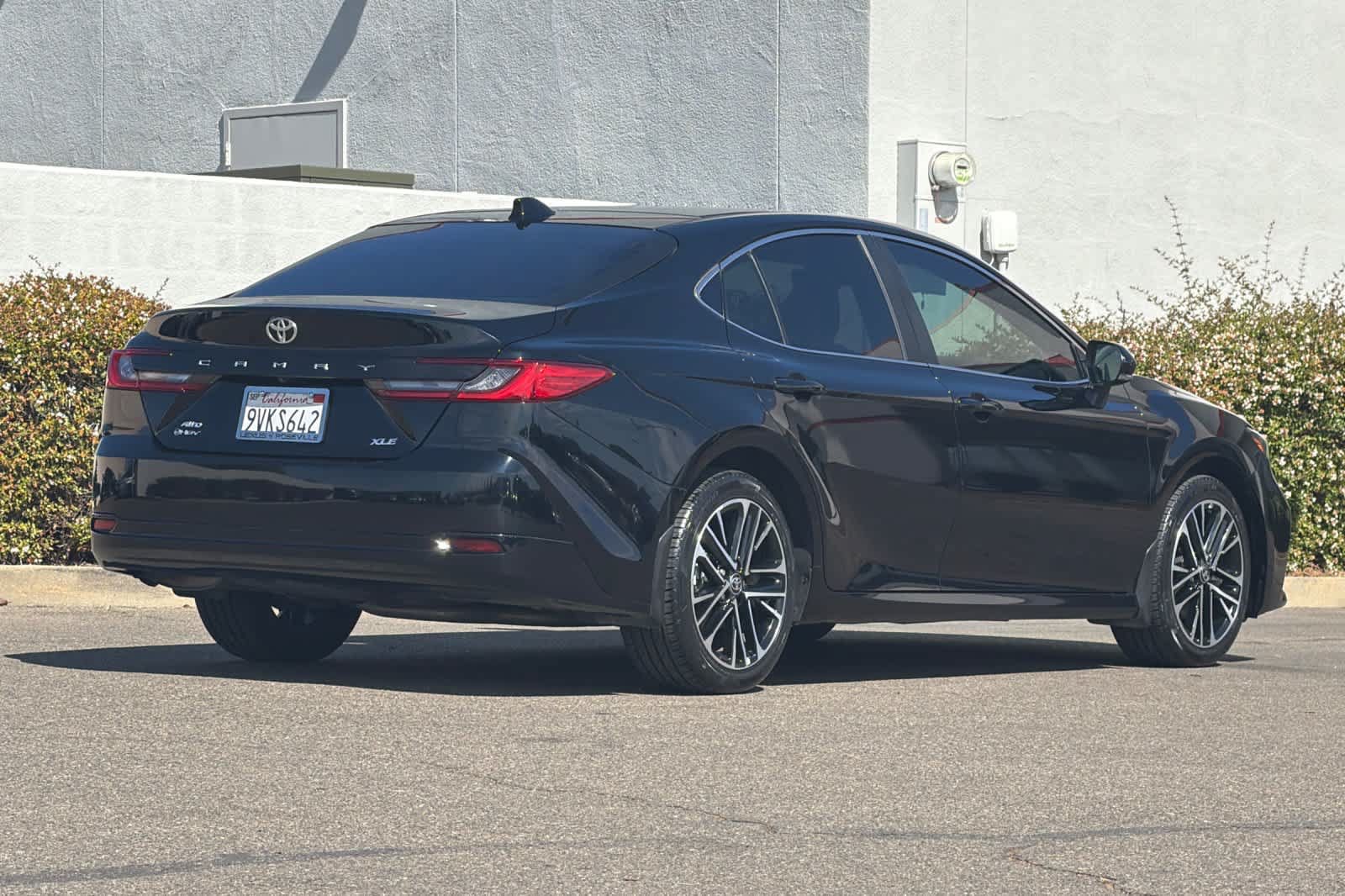Used 2025 Toyota Camry XLE AWD/4WD image 2
