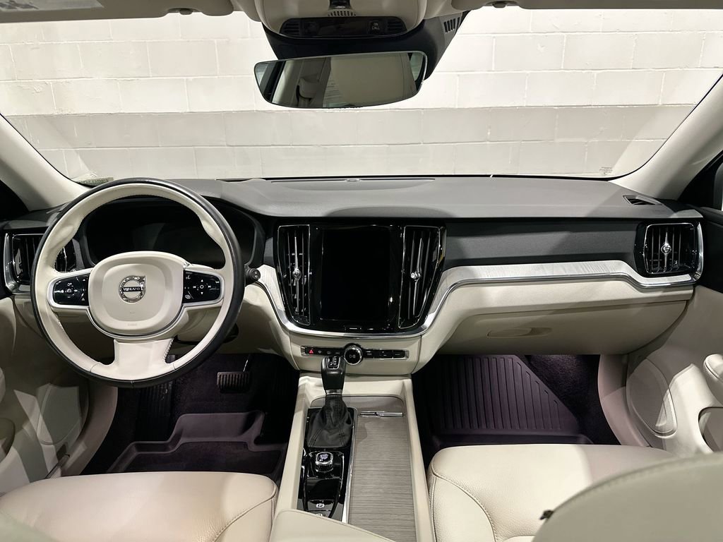 Used 2022 Volvo V60 T5 Cross Country image 8