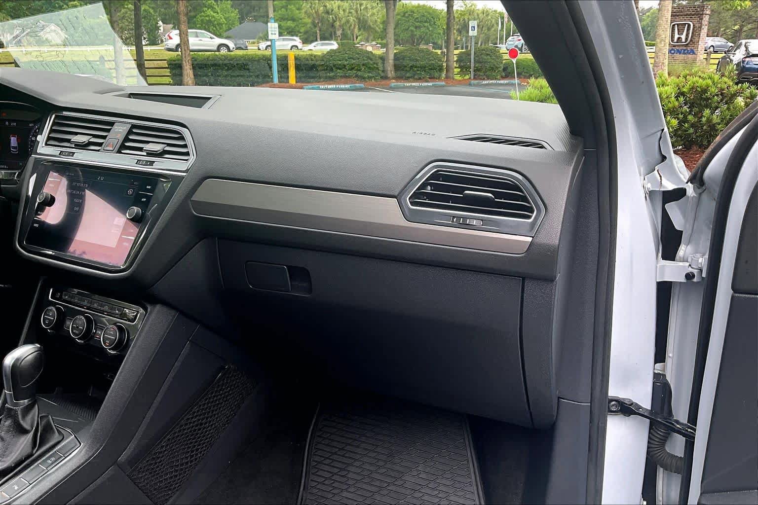 Used 2019 Volkswagen Tiguan SEL R-Line AWD/4WD image 19