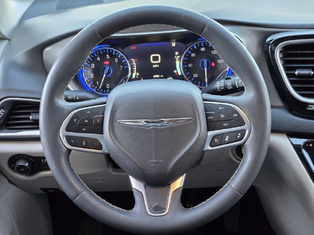 Used 2024 Chrysler Pacifica Touring-L FWD image 27