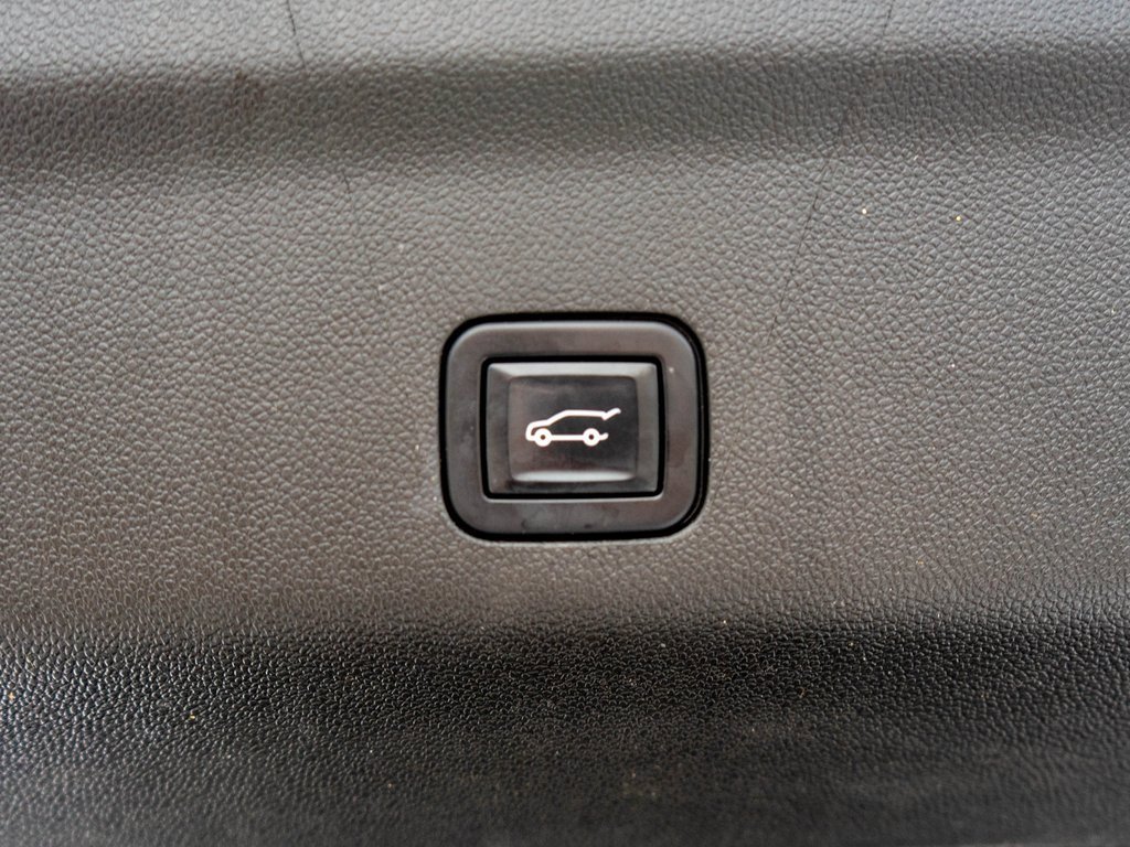 Used 2022 GMC Yukon AT4 w/ Technology Package image 38