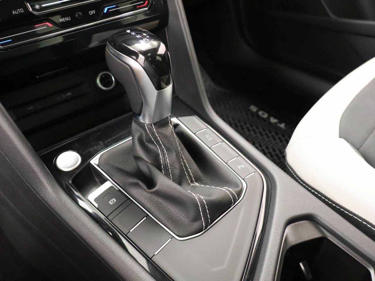 New 2026 Volkswagen Taos SE FWD image 8
