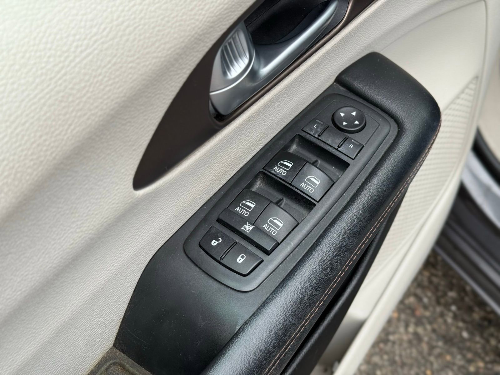 Used 2017 Chrysler Pacifica Touring-L Plus FWD image 12