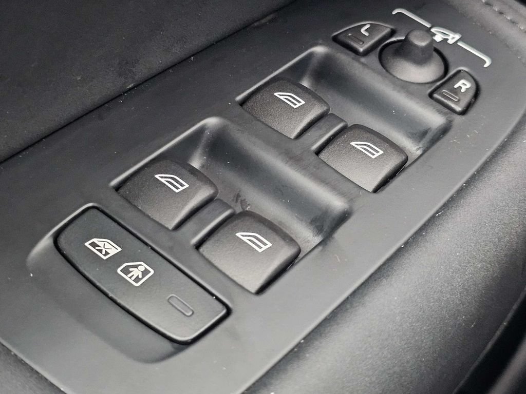 Certified 2026 Volvo XC60 B5 Plus AWD/4WD image 24