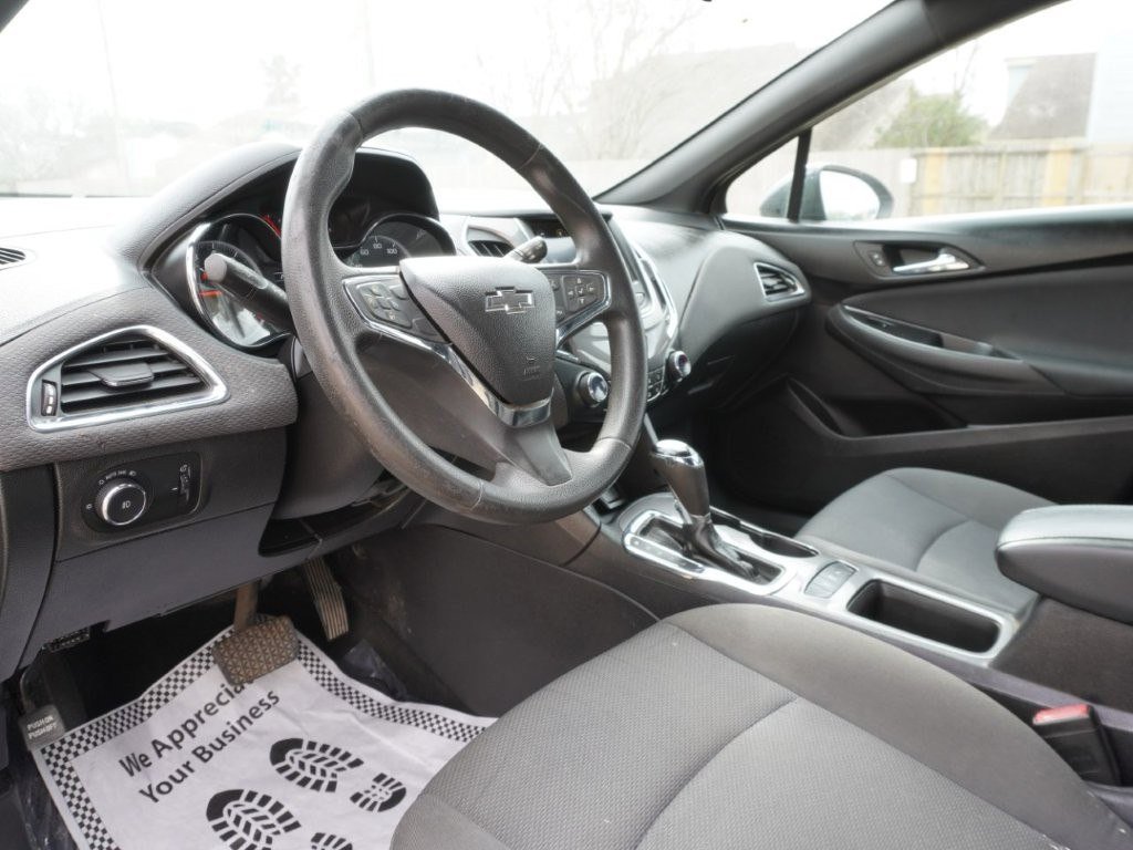 Used 2019 Chevrolet Cruze LT w/ Convenience Package image 9