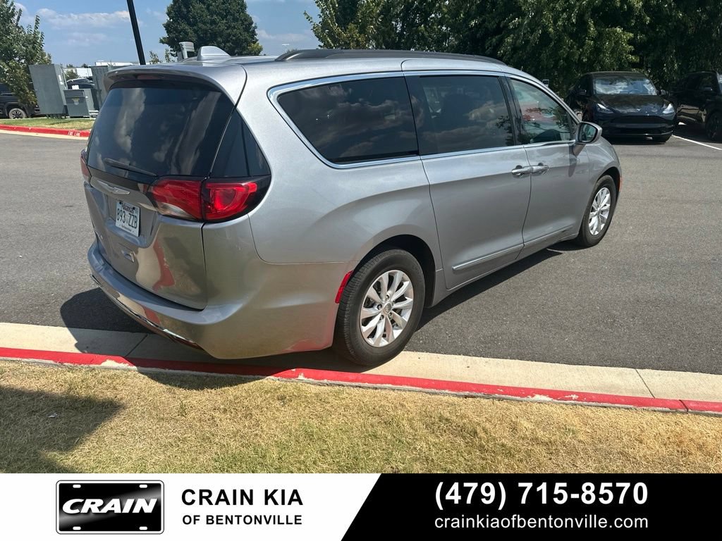 Used 2017 Chrysler Pacifica Touring-L FWD image 3