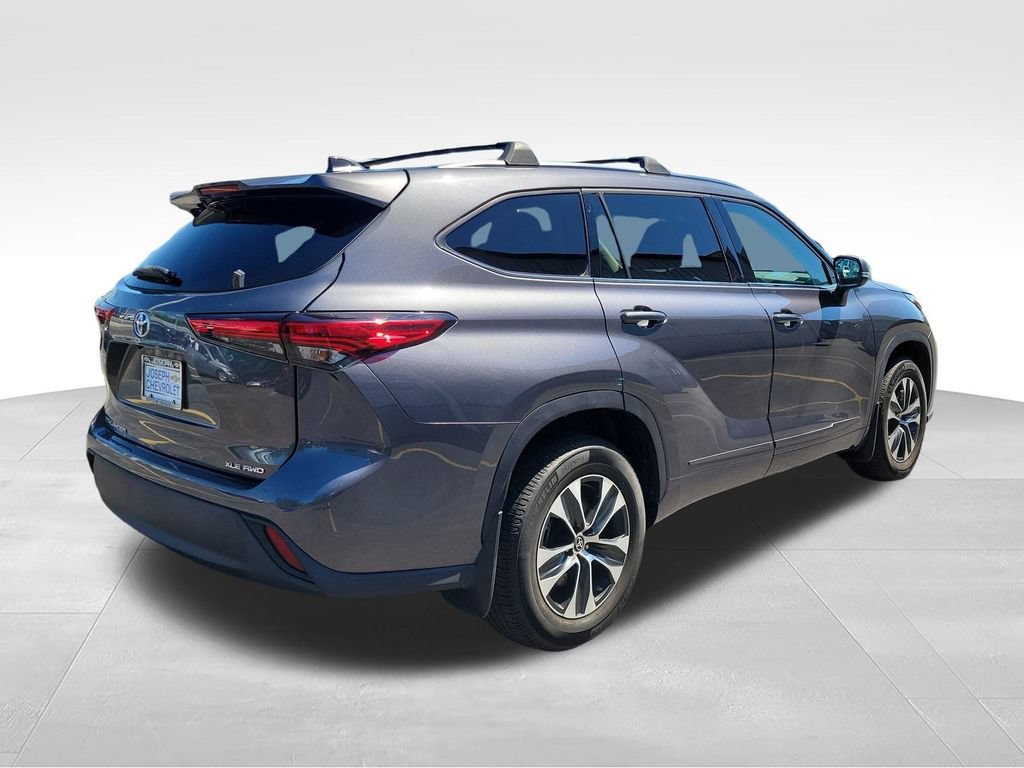 Used 2020 Toyota Highlander XLE AWD/4WD image 4
