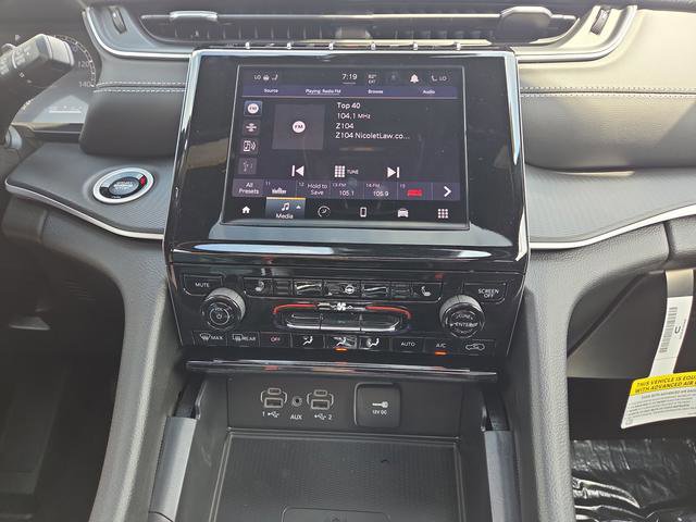 New 2025 Jeep Grand Cherokee Altitude image 9