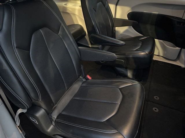 Used 2023 Chrysler Pacifica Touring-L image 35