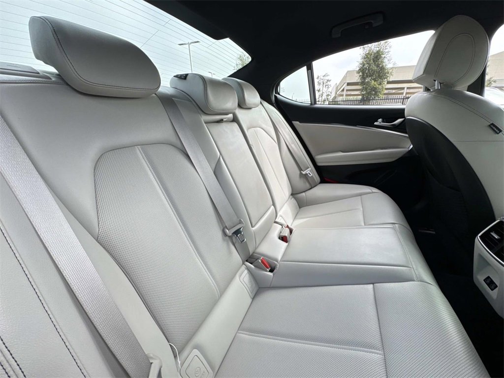 Used 2025 Genesis G70 2.5T image 26