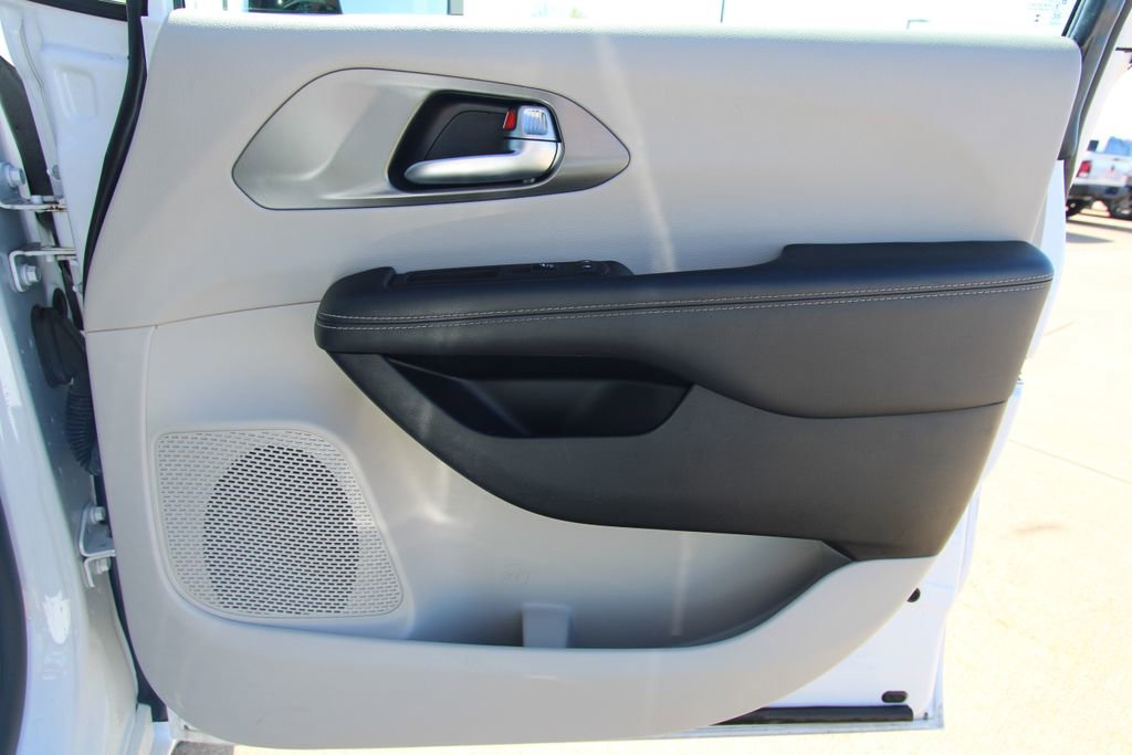 Used 2024 Chrysler Pacifica Touring-L FWD image 40